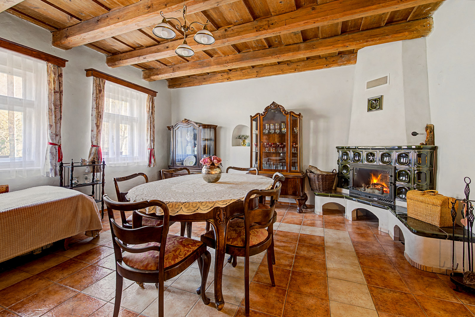 Chalupa s autentickým charakterom, veľkým pozemkom a stodolou – Hrádok