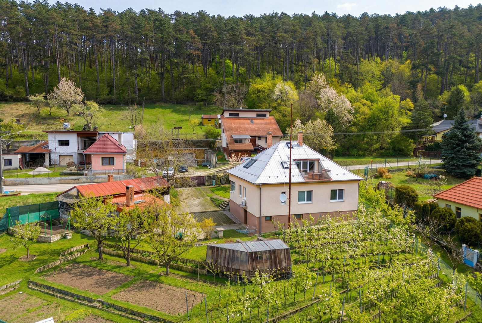 Na predaj dvojgeneračný dom s veľkou záhradou a potenciálom - Hrádok