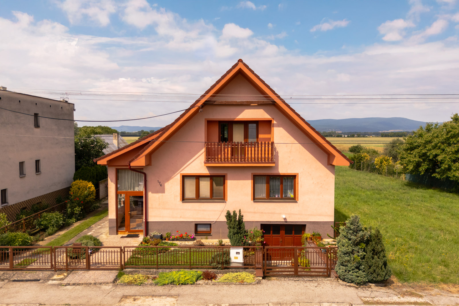 REZERVOVANÝ! Na predaj 5-izbový rodinný dom s veľkou záhradou v obci Nová Ves nad Váhom